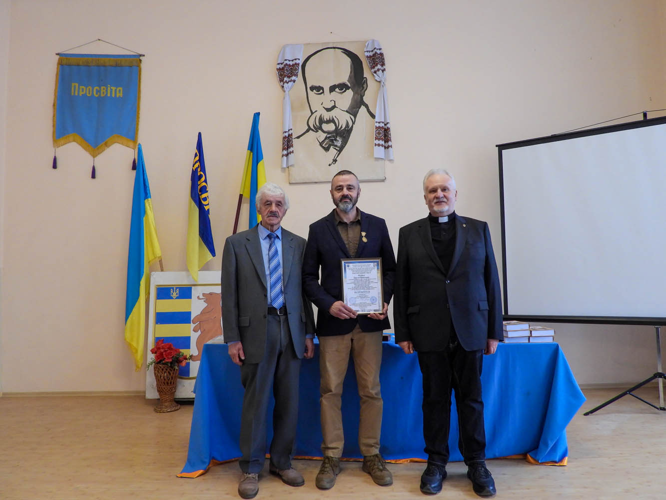 Єпископ Віктор Бедь нагородив Павла Федаку, голову Закарпатської «Просвіти», медаллю «Гетьмана України Павла Скоропадського»