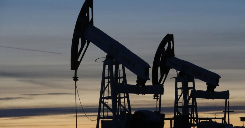 Росія почала скорочувати видобуток нафти через удари України — Reuters