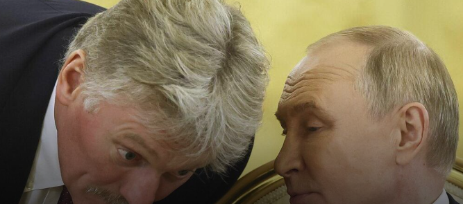 На тлі зупинки НПЗ у РФ через українські атаки Пєсков вихваляється російським «внеском у стабілізацію цін на нафту»