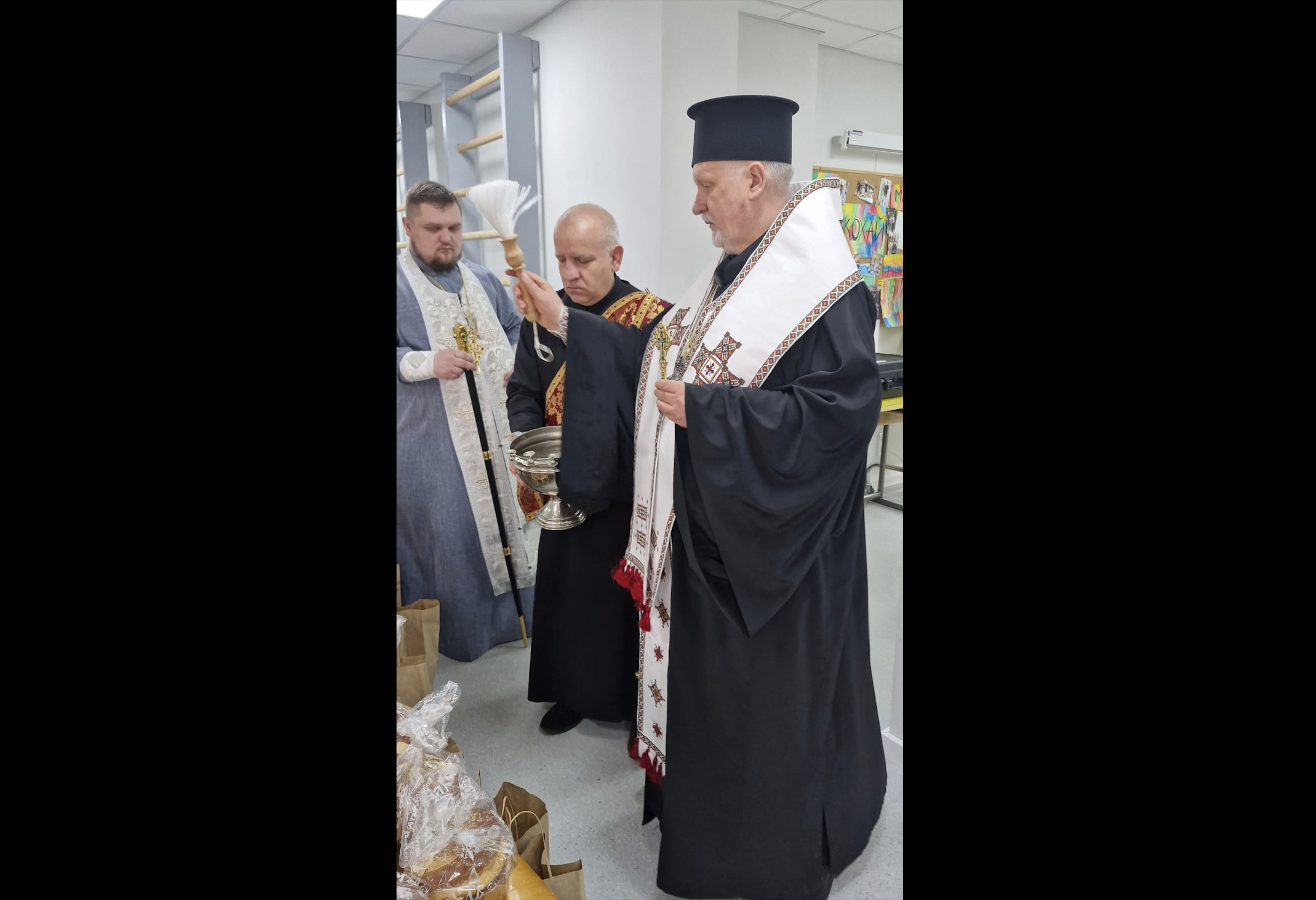Єпископ Віктор Бедь у травматично-реабілітаційному відділенні Ужгорода молитовно привітав поранених українських воїнів з Пасхою та освятив для них паски