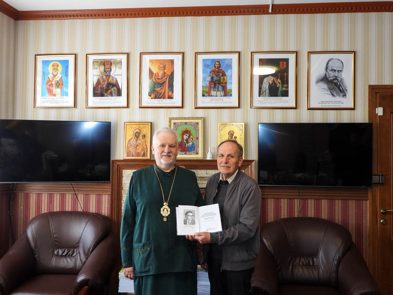 Єпископ Віктор Бедь провів зустріч із Віктором Браславцем, директором видавництва «Карпати», з нагоди видання збірки на пошану Юрія Бадзя — борця за незалежність України у ХХ столітті