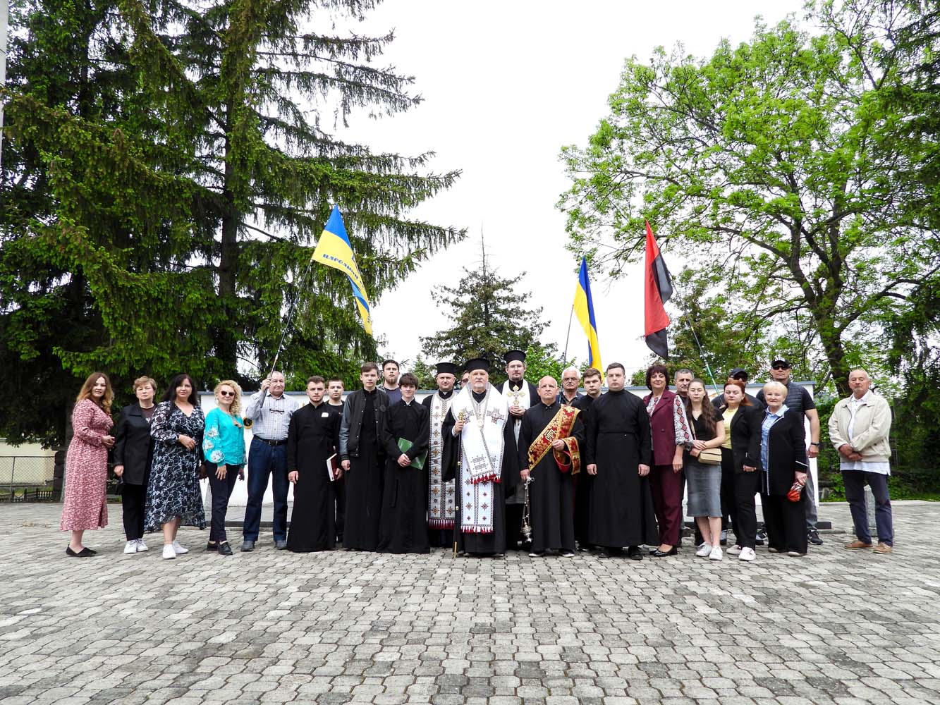 Єпископ Віктор Бедь, за участі громадськості, очолив молебень за перемогу і благополуччя в Україні та літію за полеглими борцями з нацизмом до 81-ї річниці Великої Перемоги над нацизмом у Другій світовій війні