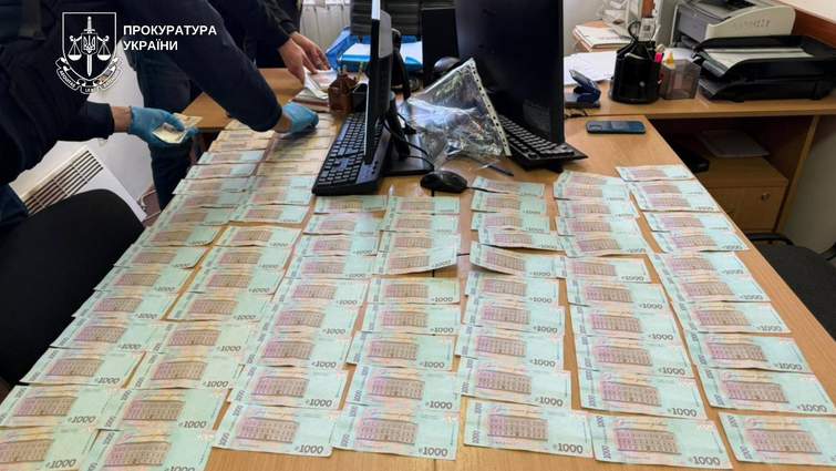 Посадовець Держекоінспекції Закарпаття вимагав за працевлаштування 3 тис. доларів